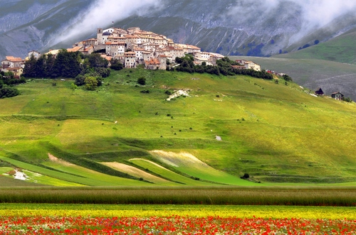 Immagine con verde, panorama, paese, collina, montagna, papaveri, nuvole, prato, paesaggio