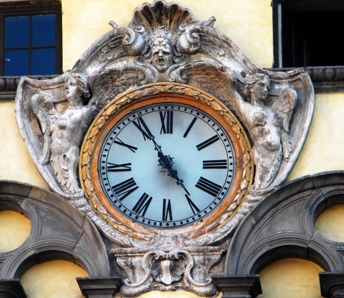 Immagine con orologio, lancette, numeri, angeli, scultura, ore, ora, finestre, romani