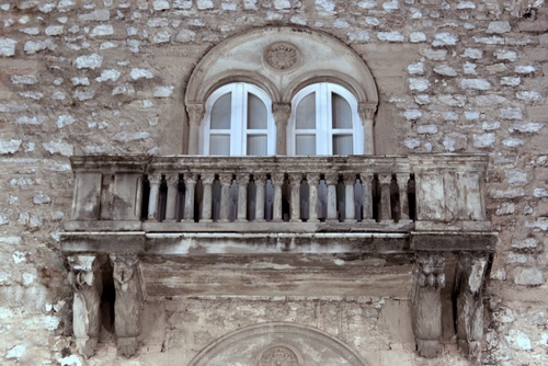 Immagine con balcone, colonne, finestre, archi, finestra, pietre, balaustra, palazzo, bifora, colonnine, pietra, arco, muro, facciata, bianco, terrazzo