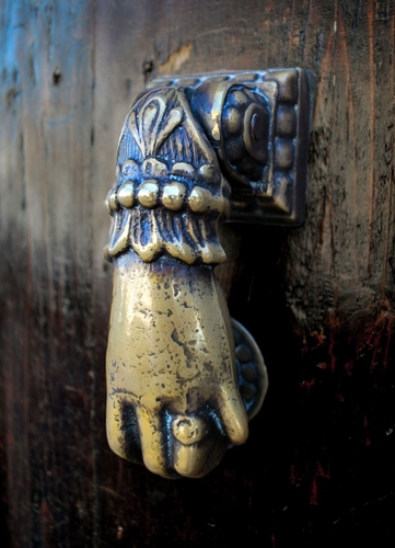 Immagine con batacchio, mano, legno, anello, porta, ottone, portone, battiporta