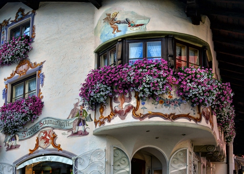 Immagine con balcone, fiori, finestre, affreschi, tirolo, tirolese, murales