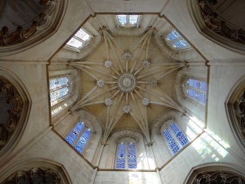 Immagine con cupola, finestre, stella, chiesa, geometrie, soffitto, ottagono, archi, interno, bianco