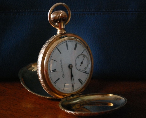 Immagine con orologio, lancette, cipolla, numeri, oro, ora, anello, ore, minuti