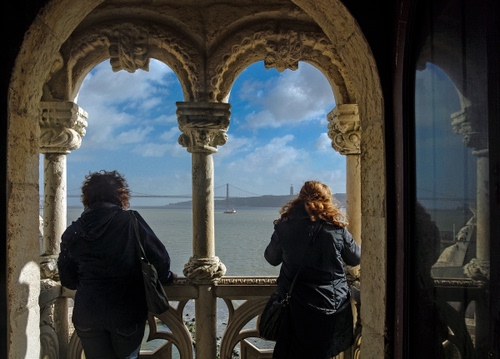 Immagine con finestra, due, bifora, ponte, mare, archi, colonne, riflesso, affaccio, nuvole, donne, persone, balcone, colonna, cielo, vetro, vista