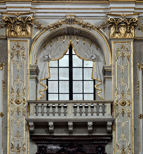 Immagine con balcone, finestra, oro, tenda, colonne, tende, bianco