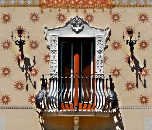 Immagine con balcone, finestra, lampioni, ombre, decorazioni, ringhiera, porta, liberty, palazzo, muro