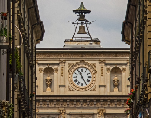 Immagine con orologio, numeri, campana, lancette, campane, palazzi, fiori, torino