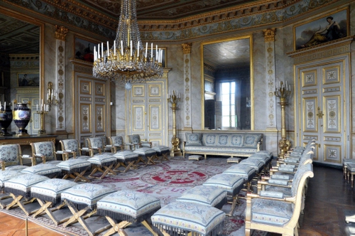 Immagine con lampadario, sedie, tappeto, salone, divano, specchi, sala, specchio, porte, bianco