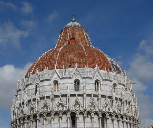 Immagine con cupola, cielo, battistero, colonne, finestre, nuvole, tegole, blu, bifore