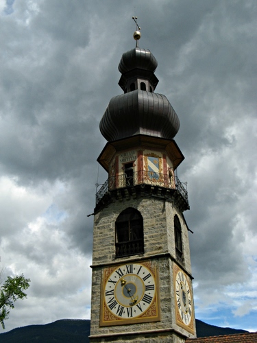 Immagine con campanile, orologio, nuvole, cupola, lancette, croce, cielo, torre
