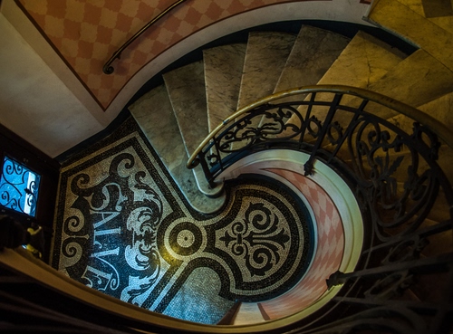 Immagine con scala, ringhiera, chiocciola, gradini, ferro, scale, mosaico, scalini, scritta, battuto, marmo, portone, corrimano, porta, salve