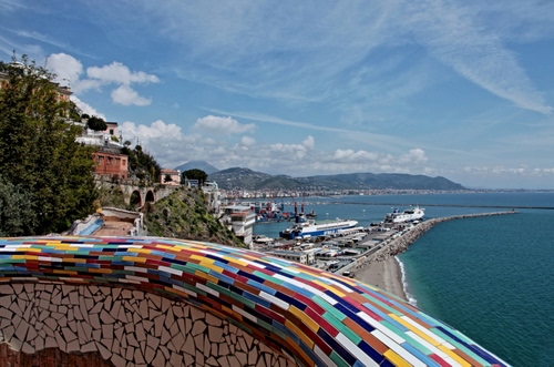 Immagine con mare, panorama, porto, cielo, nuvole, barche, acqua, colori, multicolore, molo