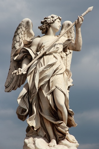 Immagine con ali, angelo, statua, lancia, marmo, cielo, scultura, bianco