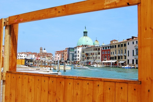 Immagine con venezia, canale, legno, cupola, cornice, barche, acqua, mare, panorama, chiesa
