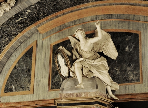 Immagine con angelo, ali, marmo, statua, arco, cornice, bianco