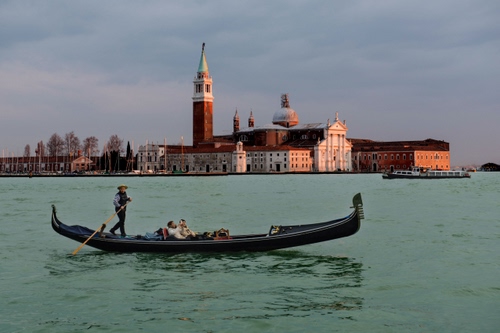Immagine con gondola, venezia, campanile, chiesa, acqua, gondoliere, laguna, isola, cielo, canale, mare, alberi, remo