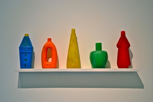 Immagine con mensola, bottiglie, verde, colori, rosso, giallo, arancione, blu, ombra, cinque, multicolore