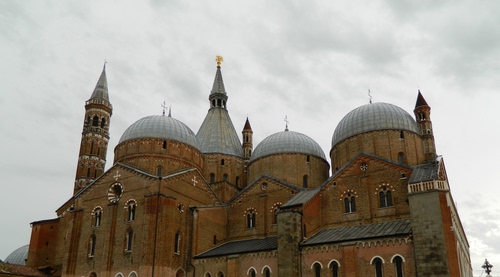 Immagine con finestre, cupole, chiesa, nuvole, campanile, cielo, basilica, croci, campanili, bifore, padova, guglie, torri, archi