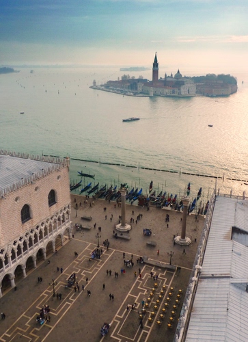 Immagine con venezia, isola, piazza, panorama, laguna, acqua, gondole