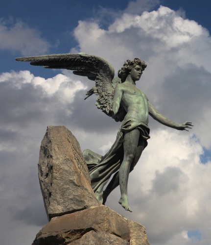 Immagine con angelo, ali, nuvole, statua, monumento, roccia, bronzo, cielo