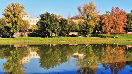 Immagine con acqua, alberi, verde, riflesso, riflessi, autunno, case, fiume, cielo, erba, rosso, azzurro, lago, giallo, finestre