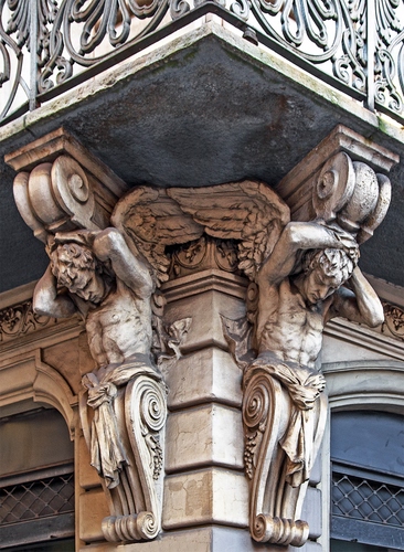 Immagine con balcone, angeli, cariatidi, ali, angolo, capitelli, marmo, ringhiera, liberty, statue, palazzo, scultura, due