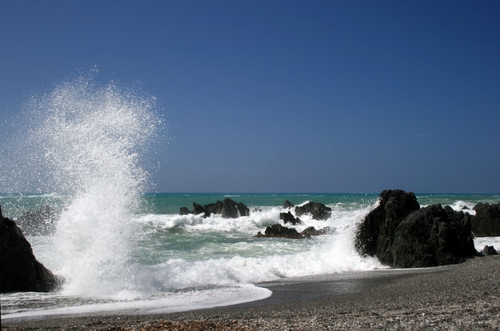 Immagine con mare, scogli, onde, spruzzi, acqua, spiaggia, rocce, onda, schiuma, bianco