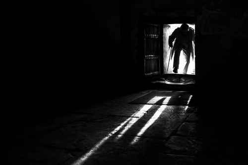 Immagine con ombra, porta, bastone, controluce, ingresso, uomo, nero, luce, bianconero, buio, persona