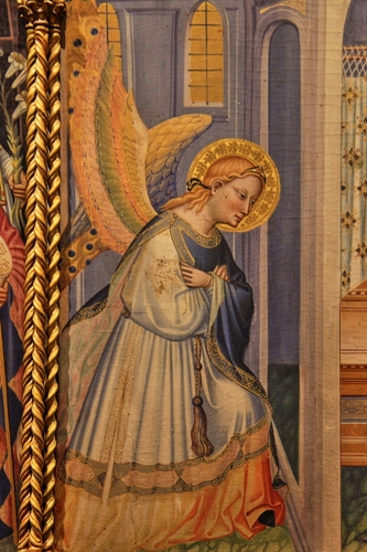 Immagine con angelo, ali, dipinto, affresco, oro, aureola, mani, vestito, colonna, chiesa