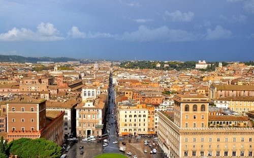 Immagine con città, panorama, palazzi, strada, cielo, nuvole, piazza, roma, via, case