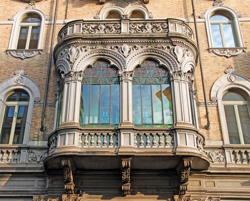 Immagine con finestre, balcone, palazzo, liberty, vetri, riflessi, archi, vetrate, vetro