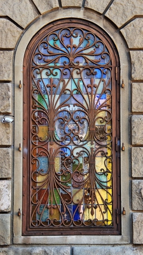 Immagine con finestra, colori, vetro, inferriata, arco, vetrata, giallo, mosaico, ferro, spirali, liberty