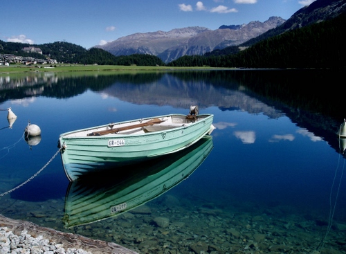Immagine con barca, lago, montagne, riflesso, verde, riflessi, acqua, montagna, boe, monti