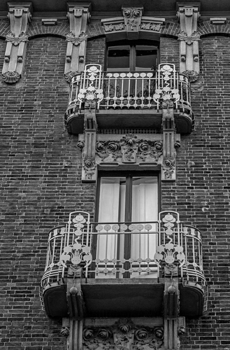 Immagine con balconi, liberty, finestre, mattoni, bianconero, due, ferro, ringhiera, palazzo