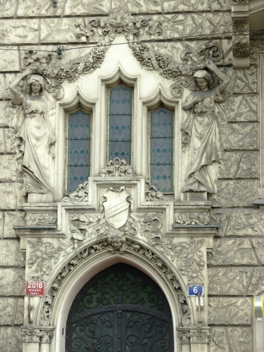 Immagine con statue, finestre, liberty, porta, finestra, portone, stemma, tre, donne, vetrate