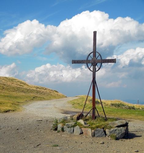 Immagine con croce, nuvole, ferro, strada, montagna, pietre, cielo, sentiero, sassi, verde