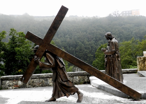 Immagine con croce, cristo, bronzo, statue, statua, nebbia, calvario, gesù, alberi