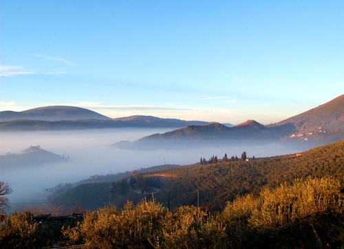 Immagine con nebbia, colline, alberi, panorama, cielo, foschia, montagna, nuvole