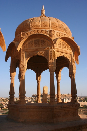 Immagine con cupola, colonne, cielo, archi, incisioni