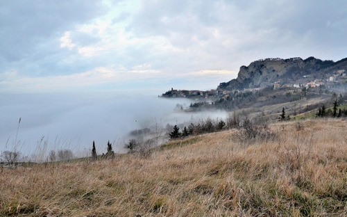 Immagine con nebbia, erba, nuvole, paesaggio, cielo, alberi, collina, panorama, campo, campagna, prato