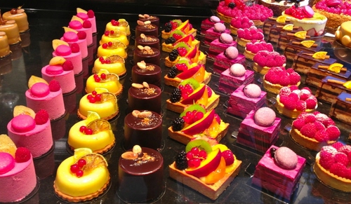 Immagine con dolci, frutta, giallo, pasticcini, colori, paste, cioccolato, cibo, rosa, multicolore