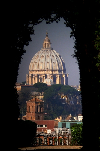Immagine con cupola, roma, chiesa, campanile, alberi, arco, croce, cupolone, cornice