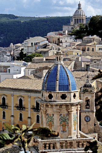 Immagine con cupole, campanile, panorama, tetti, azzurro, chiese, nuvole, paese, blu, cupola, chiesa, case, orologio