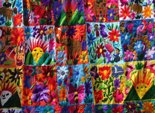 Immagine con fiori, coperta, colori, multicolore, sole, quadrati, rosso, tessuto, ricami, giallo, blu, pattern, verde, viola, patchwork