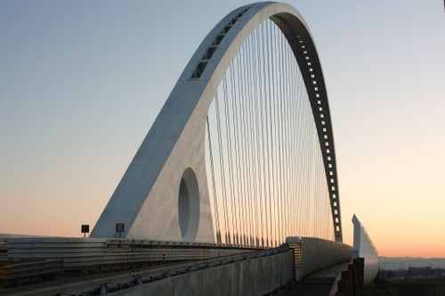 Immagine con ponte, arco, tramonto, strada, cavi, curve, cerchio, tiranti, moderno