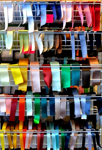 Immagine con nastri, giallo, colori, multicolore, verde, rosso, espositore, scaffale, raso, strisce