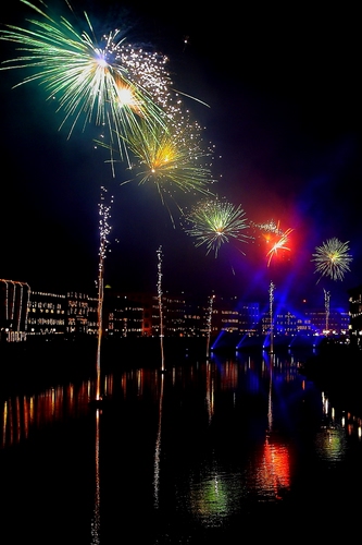 Immagine con fuochi, colori, notte, luci, riflessi, festa, rosso, riflesso, mare, acqua, nero, blu, artificiali