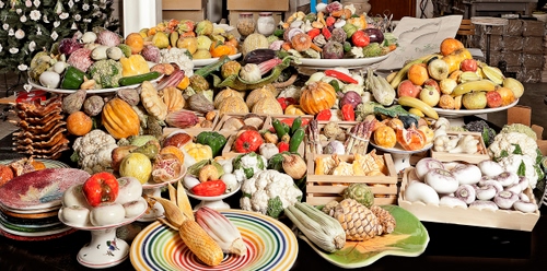 Immagine con piatti, frutta, cibo, verdura, verdure, colori, multicolore, esposizione, ortaggi, cassette