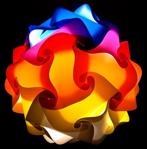 Immagine con rosso, giallo, colori, blu, multicolore, lampada, geometrie, astratto