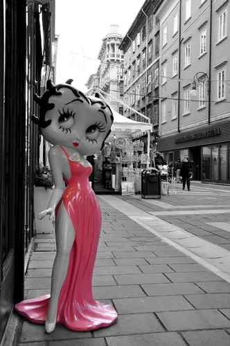 Immagine con rosa, strada, vestito, statua, occhi, gamba, donna, manichino, gambe, betty